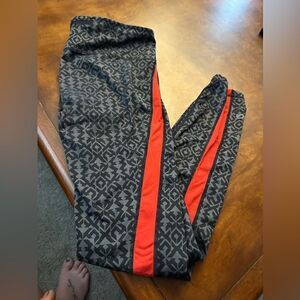 GapFit Fleece Lined Inside Leggings With Back Zipper Size Medium Aztec Red Black